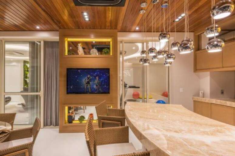 17. Cozinha moderna com pendentes na cor prata acima do balc&atilde;o &ndash; Foto Iara Kilaris