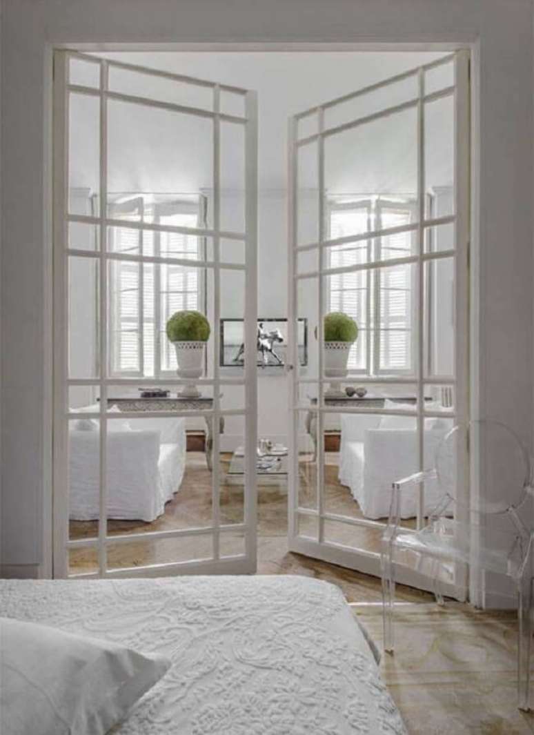 44. Porta de vidro para sala pequena separa sutilmente o quarto do imóvel. Fonte: Apartment Therapy