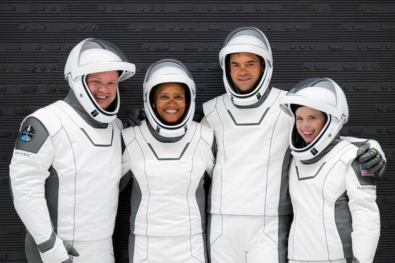 Chris Sembroski, Sian Proctor, Jared Isaacman e Hayley Arceneaux posam para foto com trajes especiais para ensaio de lançamento no Cabo Canaveral
12/09/2021 Inspiration4/John Kraus/Divulgação via REUTERS