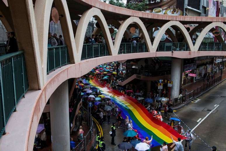 Participantes exibem bandeira do arco-íris durante Parada do Orgulho em Hong Kong
08/11/2014
REUTERS/Tyrone Siu