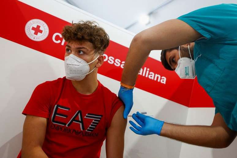 Jovem é vacinado contra Covid-19 em Roma
16/08/2021
REUTERS/Guglielmo Mangiapane