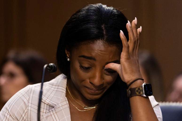 Simone Biles se emociona durante depoimento