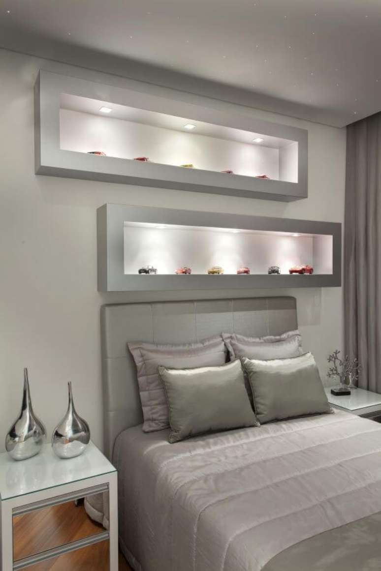 31. Quarto de casal com moveis e enfeites na cor prata &ndash; Foto Aquiles Nicolas Kilaris