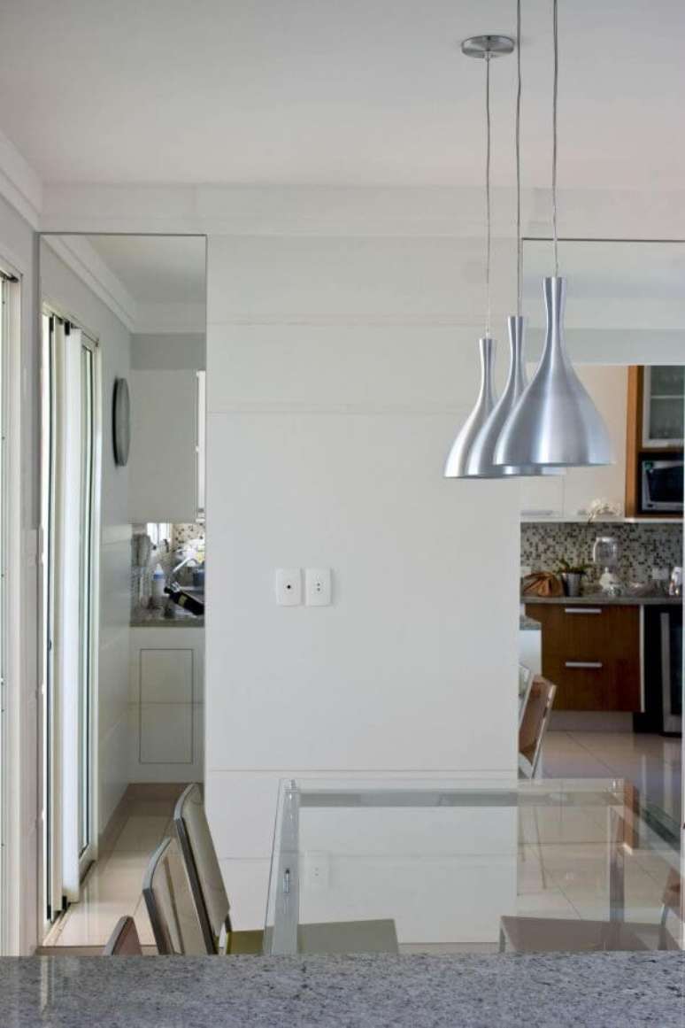 27. Pendentes na cor prata para mesa de jantar de vidro &ndash; Foto Patricia Kolanian Pasquini