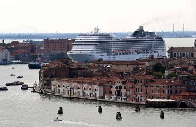 Navios de grande porte não poderão mais passar pelo centro histórico de Veneza