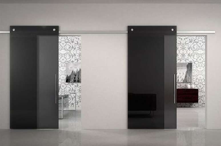 8. A porta de vidro fumê para sala ajuda a separar ambientes de quarto e banheiro. Fonte: Elegant Doors and Glass