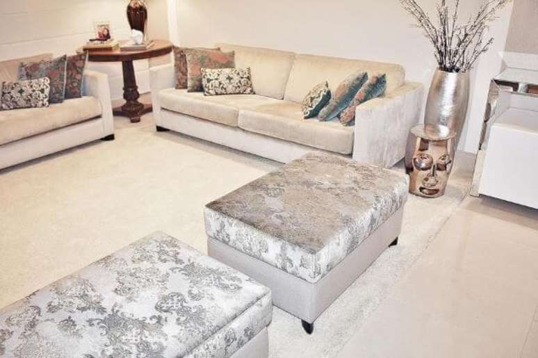 44. Sala de estar com puff cor prata e vasos prata brilhante &ndash; Foto Patricia Aguiar e Gustavo Petinati