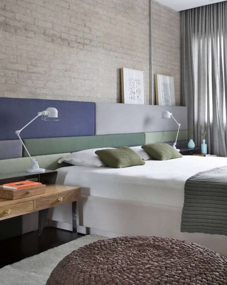 14. Cabeceira almofadada moderna para decoração de quarto com parede tijolinho – Foto: Round Square Arquitetura