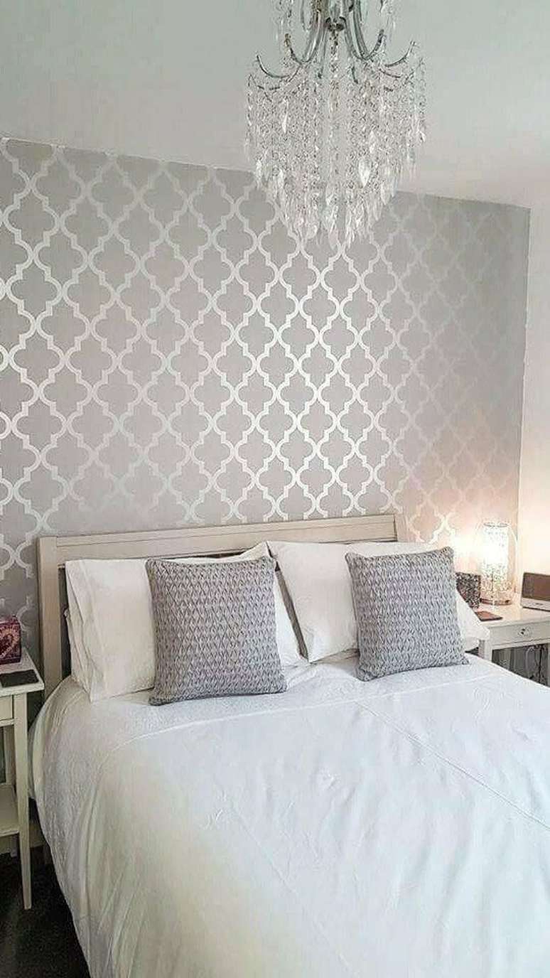 3. Quarto de casal com papel de parede cor prata &ndash; Foto