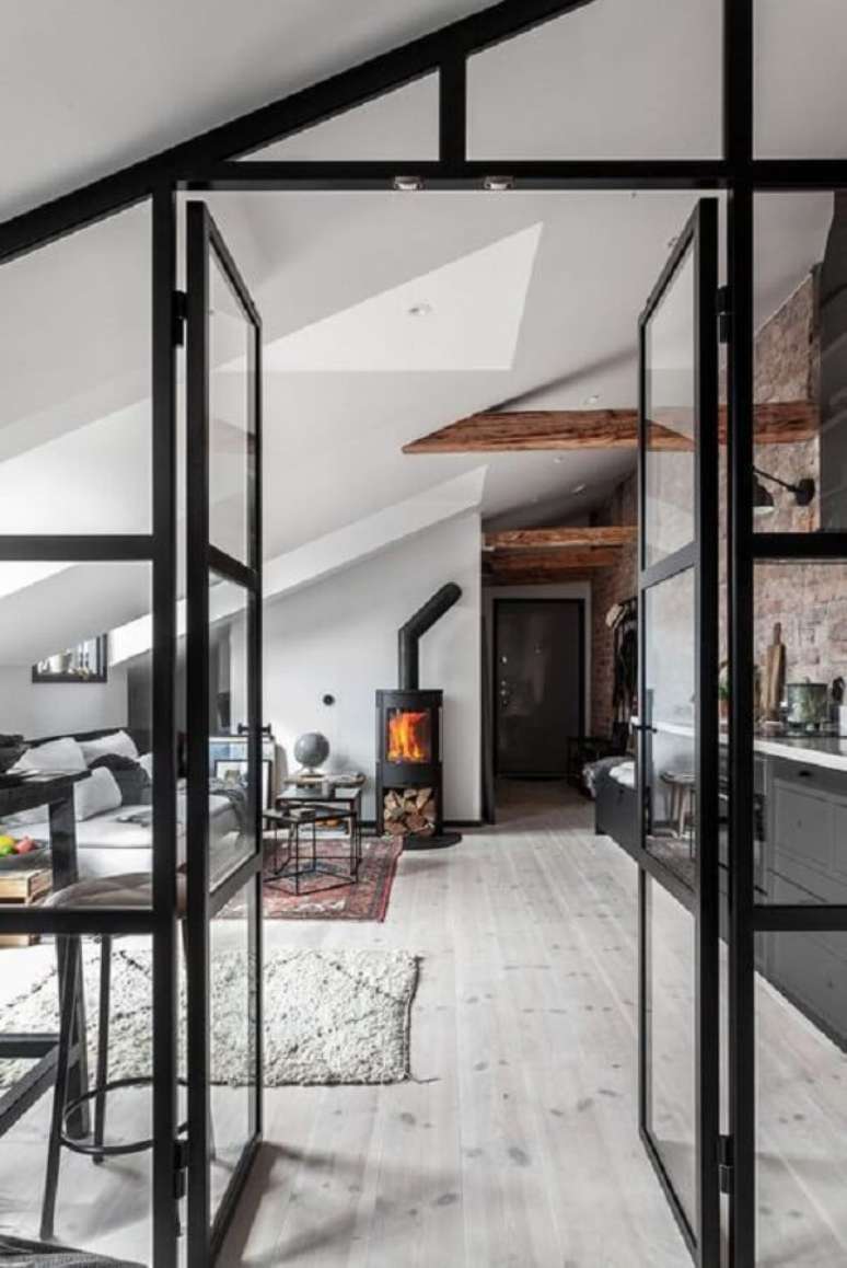 22. Decora&ccedil;&atilde;o clean com porta de vidro para sala. Fonte: The Nordroom