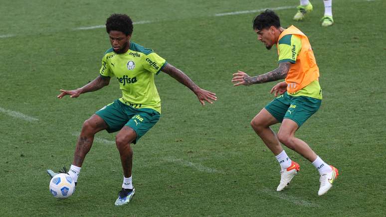 Gustavo Gómez marca Luiz Adriano em treino tático do Palmeiras nesta quarta-feira