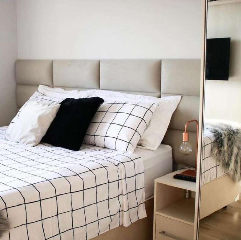 3. Cores claras para quarto decorado com cabeceira de casal almofadada – Foto: Apartamento 164