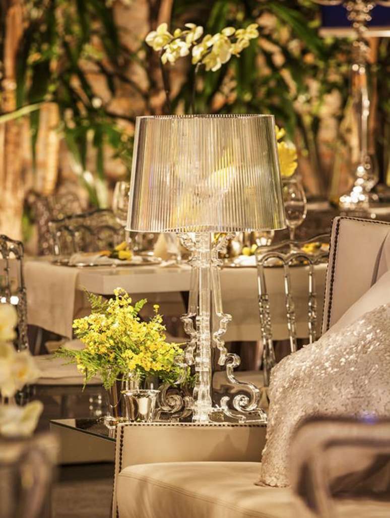 38. Sala cl&aacute;ssica com abajur cor prata &ndash; Foto Douglas Daniel