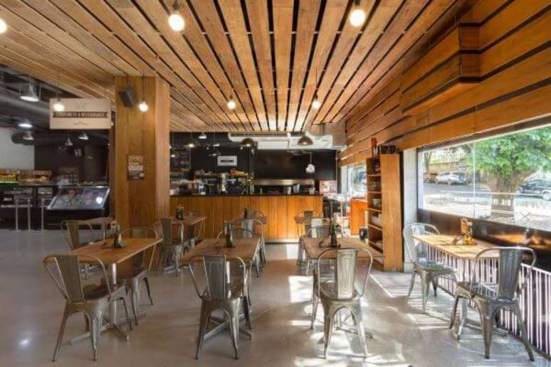34. Restaurante com cadeiras na cor prata e mesas de madeira &ndash; Foto Daniela Carvalho