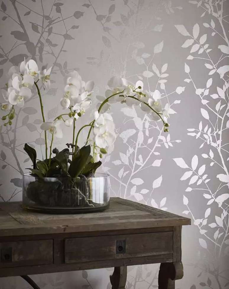 2. Sala com papel de parede cor prata &ndash; Foto Cartada Parati de Glianni 70