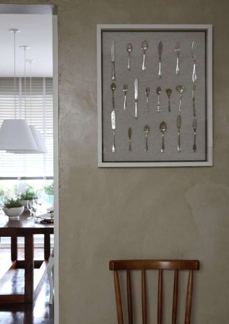 28. Quadro com talheres de prata na parede &ndash; Foto Caroline Gabriades