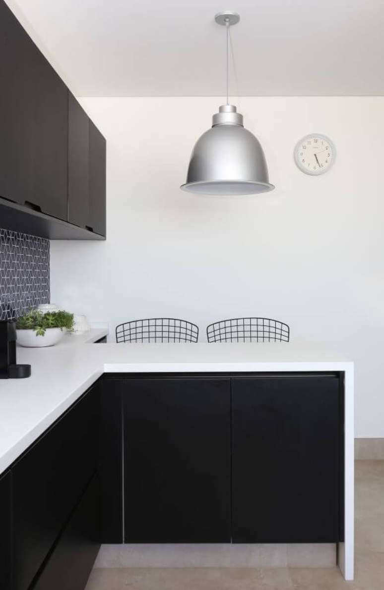 16. Cozinha em preto e branco com lustre na cor prata &ndash; Foto Start Arquitetura