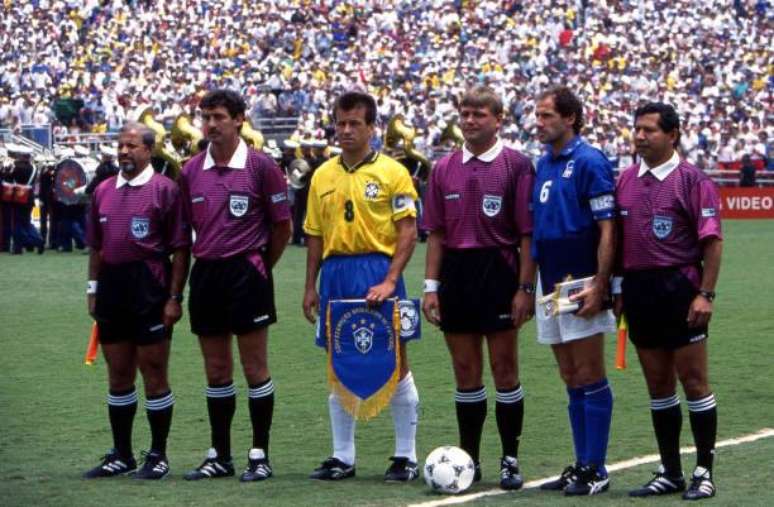 Baresi, capitão da Itália na Copa de 1994, ao lado de Dunga antes da final daquele Mundial