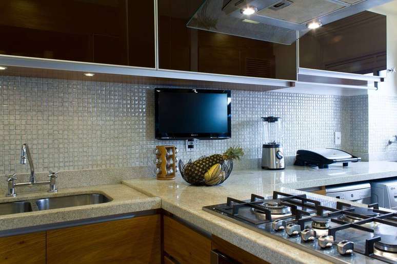 35. Revestimento para cozinha com pastilhas na cor prata &ndash; Foto Semiramis Alice Arquitetura e Design