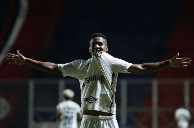 Ângelo está na briga por vaga na equipe titular do Santos diante do Ceará (Foto: Natacha Pisarenko / AFP / POOL)