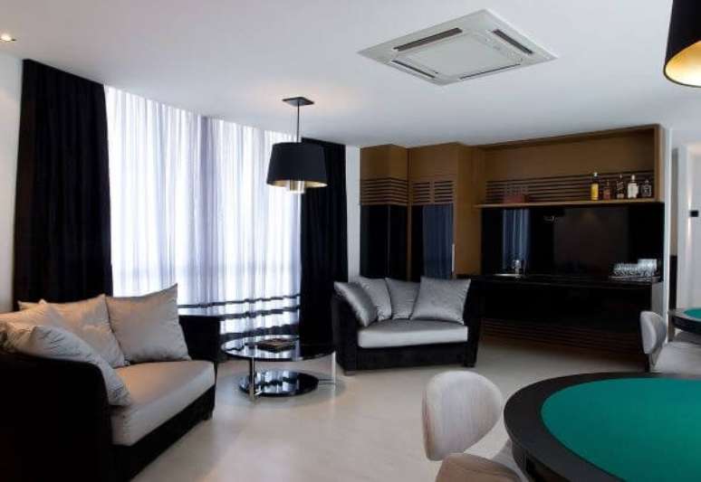 47. Sala de lazer com poltrona e almofadas na cor prata &ndash; Foto Leonardo Muller