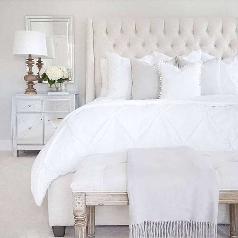 33. Decoração clássica para quarto branco com cabeceira almofadada casal capitonê – Foto: HomisHome