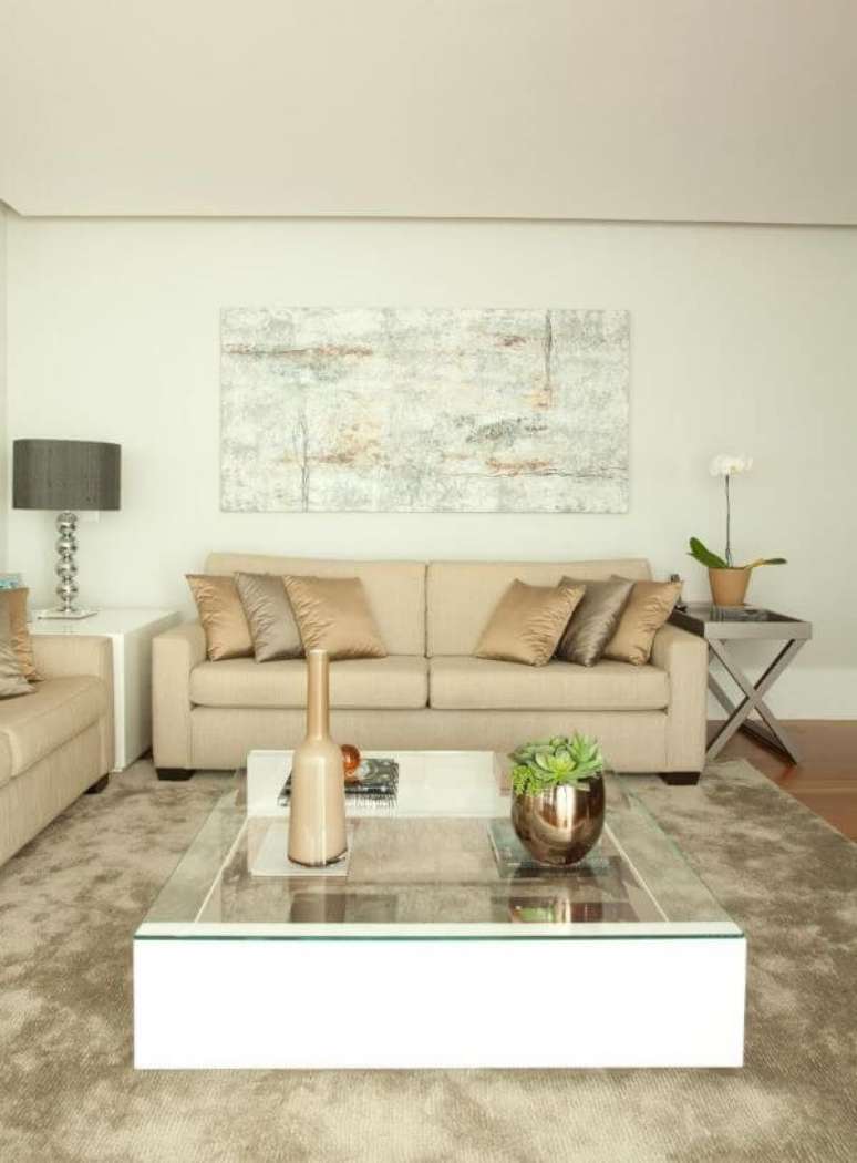 21. Decora&ccedil;&atilde;o de sala cl&aacute;ssica com enfeitas na cor prata e almofadas bege &ndash; Foto Liliana Zenaro