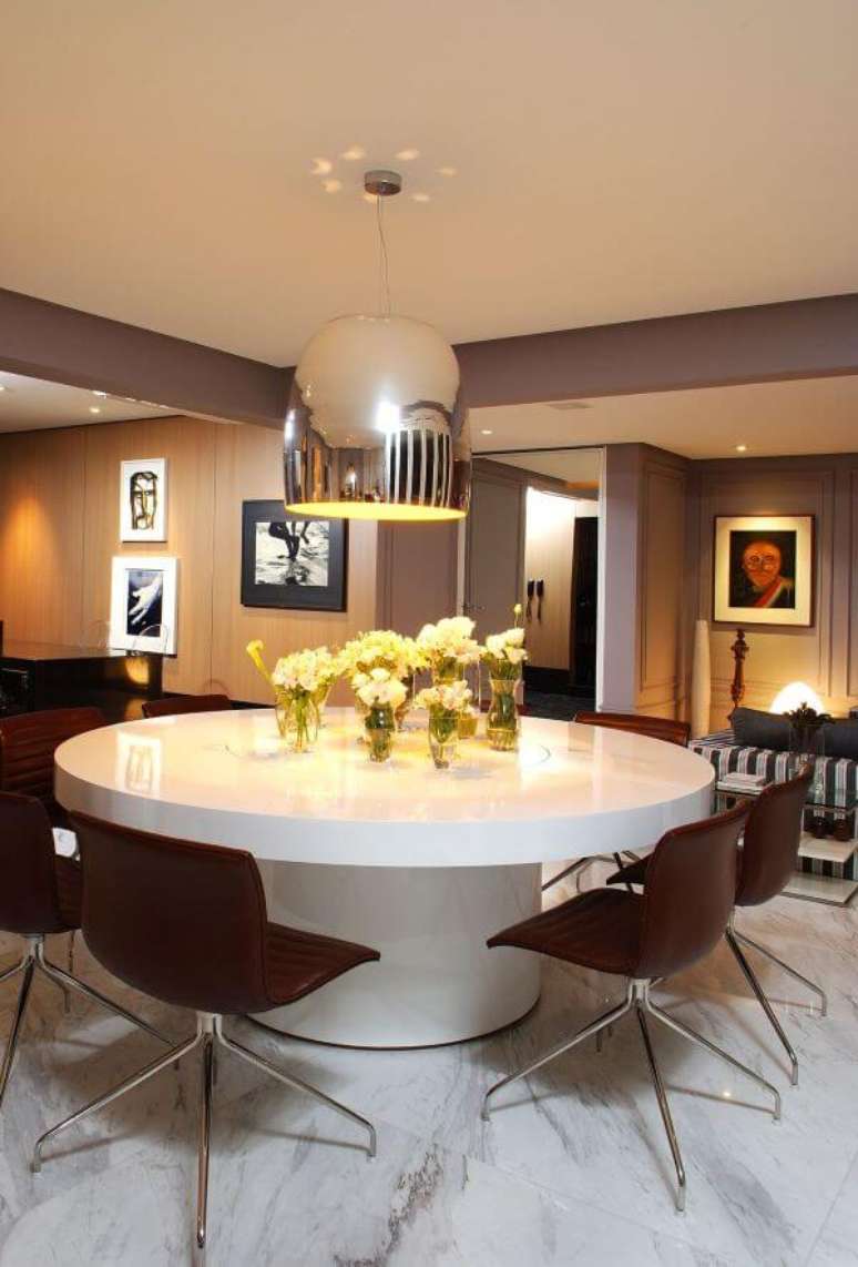 46. Sala de jantar moderna com lustre na cor prata brilhante &ndash; Foto Marlon Gama