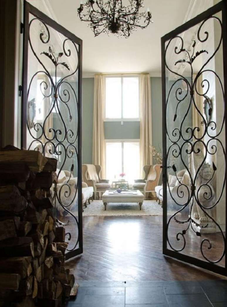 39. Porta de vidro para sala com acabamento de ferro traz sofisticação para o décor. Fonte: The Times New Roman