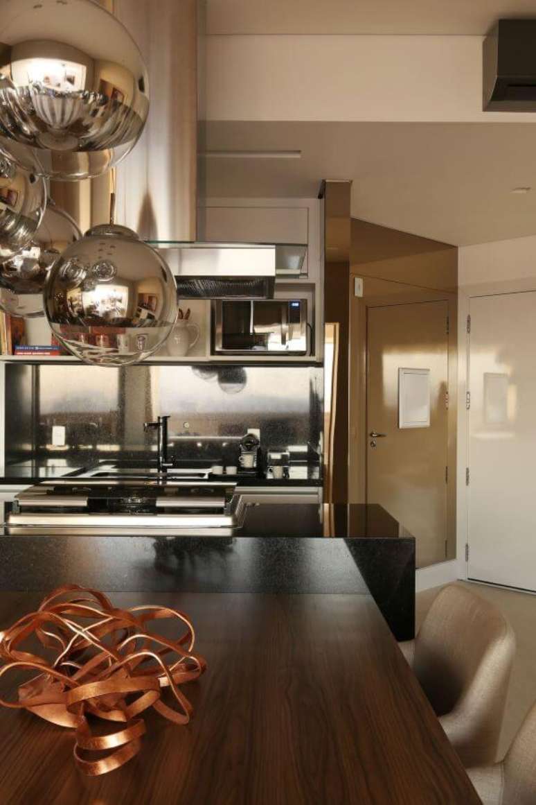14. Cozinha com diferentes tipos de cor prata na decora&ccedil;&atilde;o -Foto Chris Silveira e Arquitetos Associados