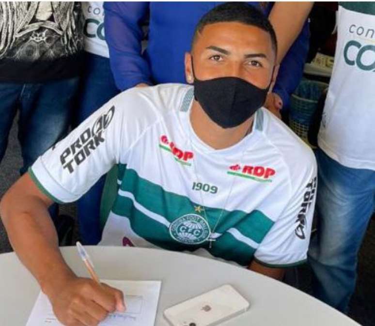 Ruan assina contrato com o Coritiba (Divulgação/Coritiba)