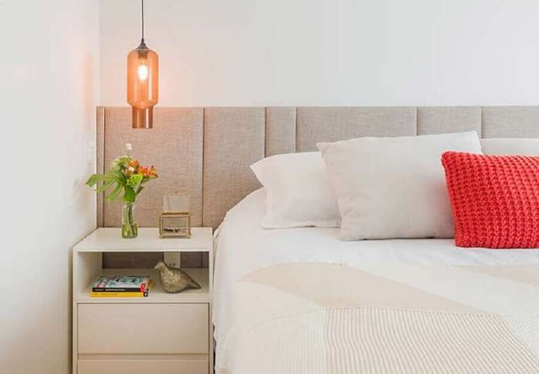 1. Cabeceira de cama almofadada cinza claro para quarto branco decorado com luminária de vidro – Foto: Duda Senna