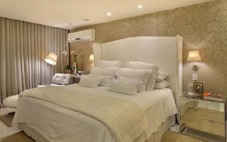 44. Decoração sofisticada para quarto bege clássico com cabeceira almofadada branca – Foto: Roberta Devisate