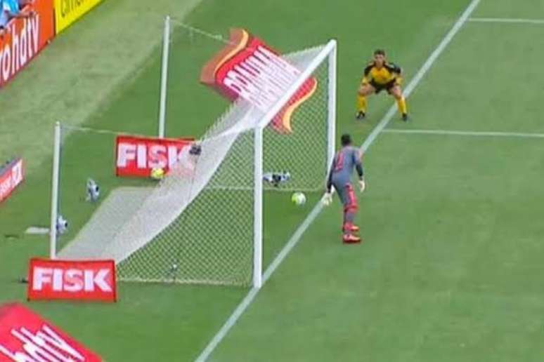 Rodrigo Castanheira foi árbitro adicional na linha de fundo e não assinalou o gol do Vasco (Foto: Reprodução/Globo)