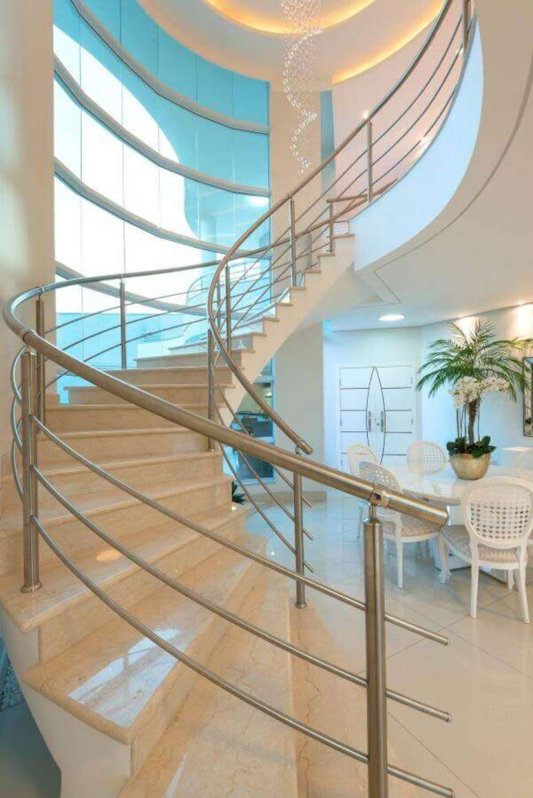 11. Casa com escada e mesa de jantar decorada com vaso de flor para sala &ndash; Foto Aquiles Nicolas Kilaris