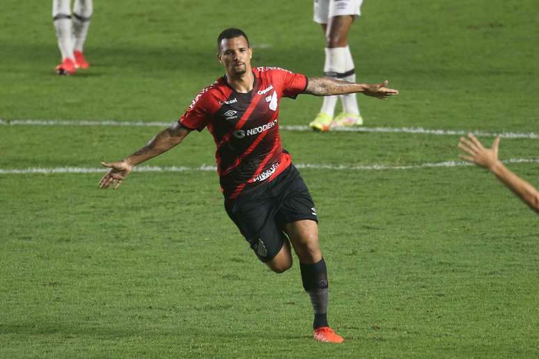 Athletico bate o Santos de novo e avança na Copa do Brasil
