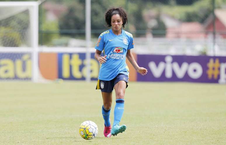 Lateral Yasmin em treino da Seleção Rafael Ribeiro CBF