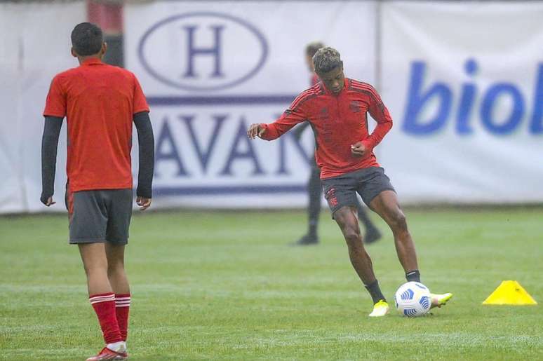 Bruno Henrique em treino do Flamengo nesta quinta-feira (Foto: Marcelo Cortes/Flamengo)