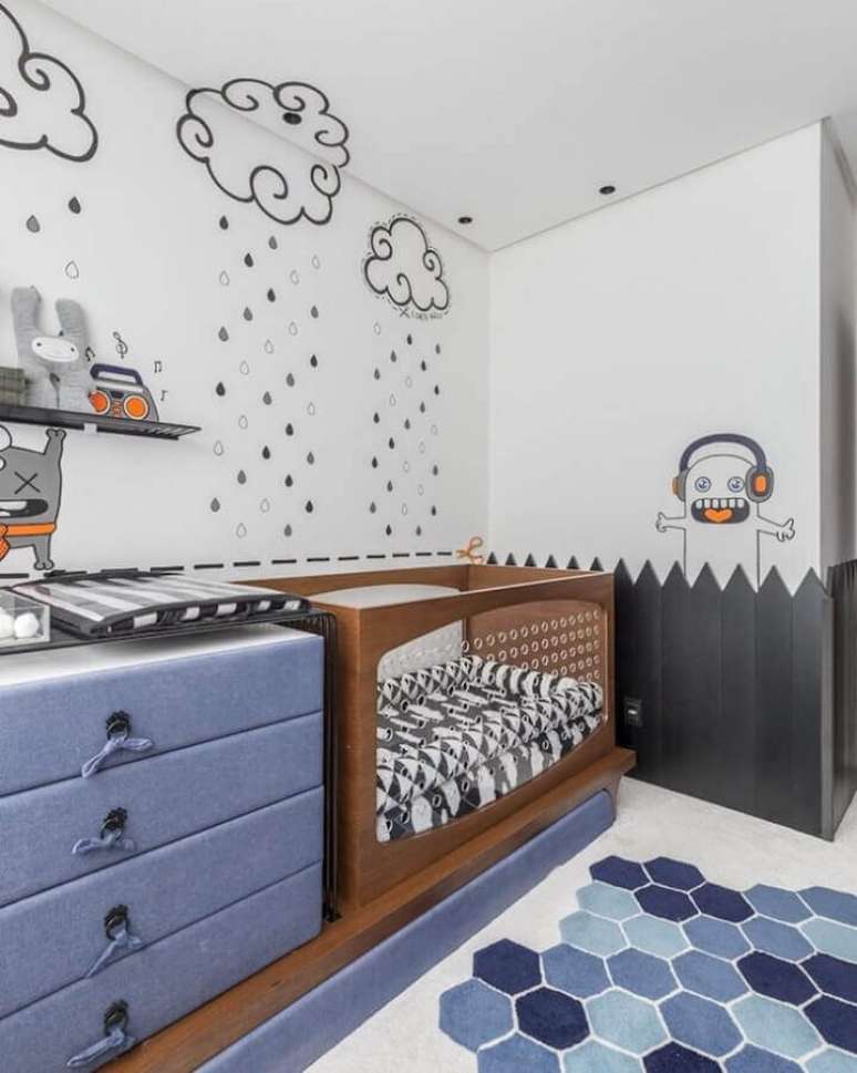 44. Decoração lúdica para quarto de bebê azul e branco com berço de madeira – Foto: Greisse Panazzolo