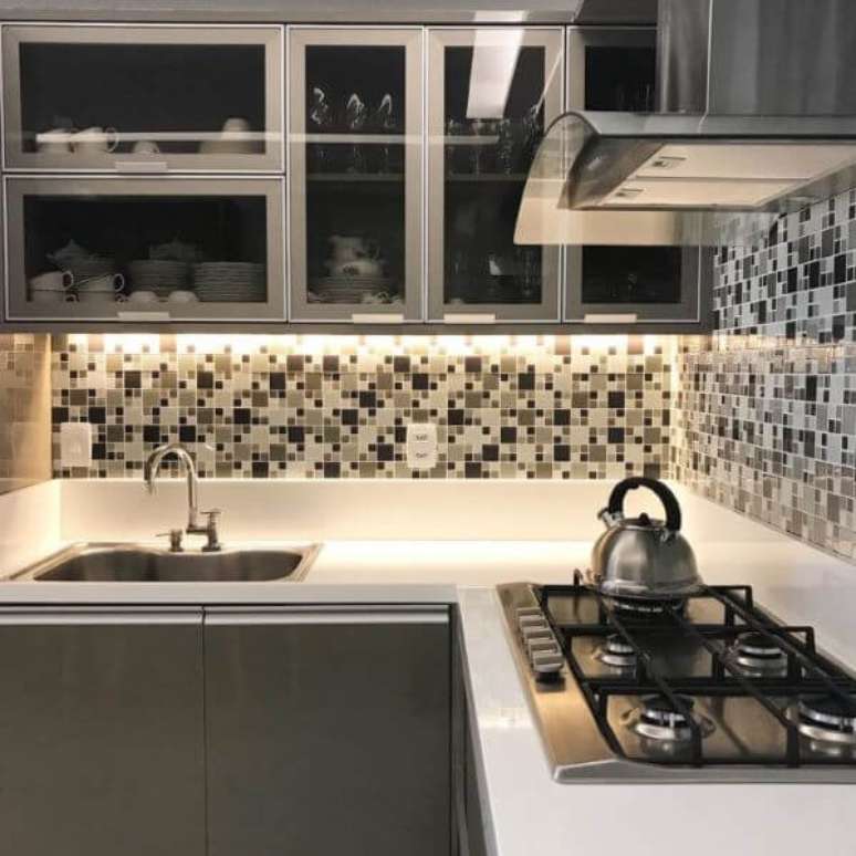 22. Arm&aacute;rio de vidro moderno &ndash; Foto Carol Goncalves Arquitetura