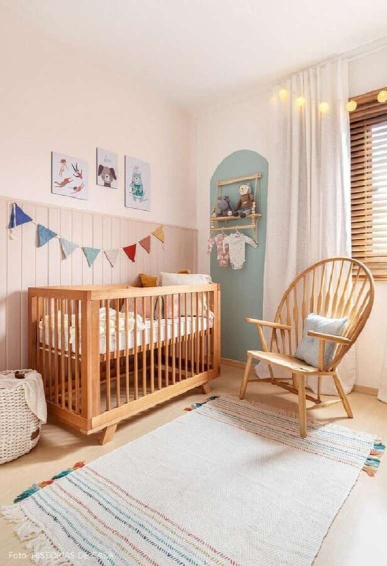 60. Quarto simples decorado com varal de bandeirinhas e berço de bebe de madeira – Foto: Etsy