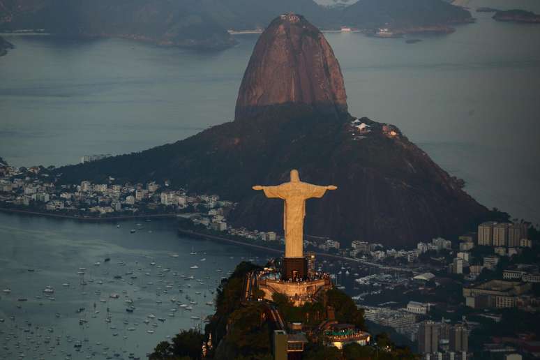 Vista aérea do monumento do Cristo Redentor, na cidade do Rio de Janeiro