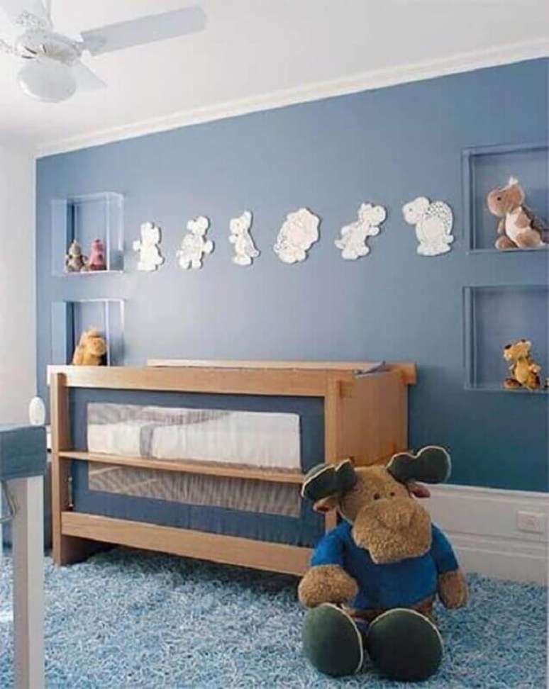 21. Ber&ccedil;o de madeira moderno para decora&ccedil;&atilde;o de quarto de beb&ecirc; azul &ndash; Foto: Dcore Voc&ecirc;
