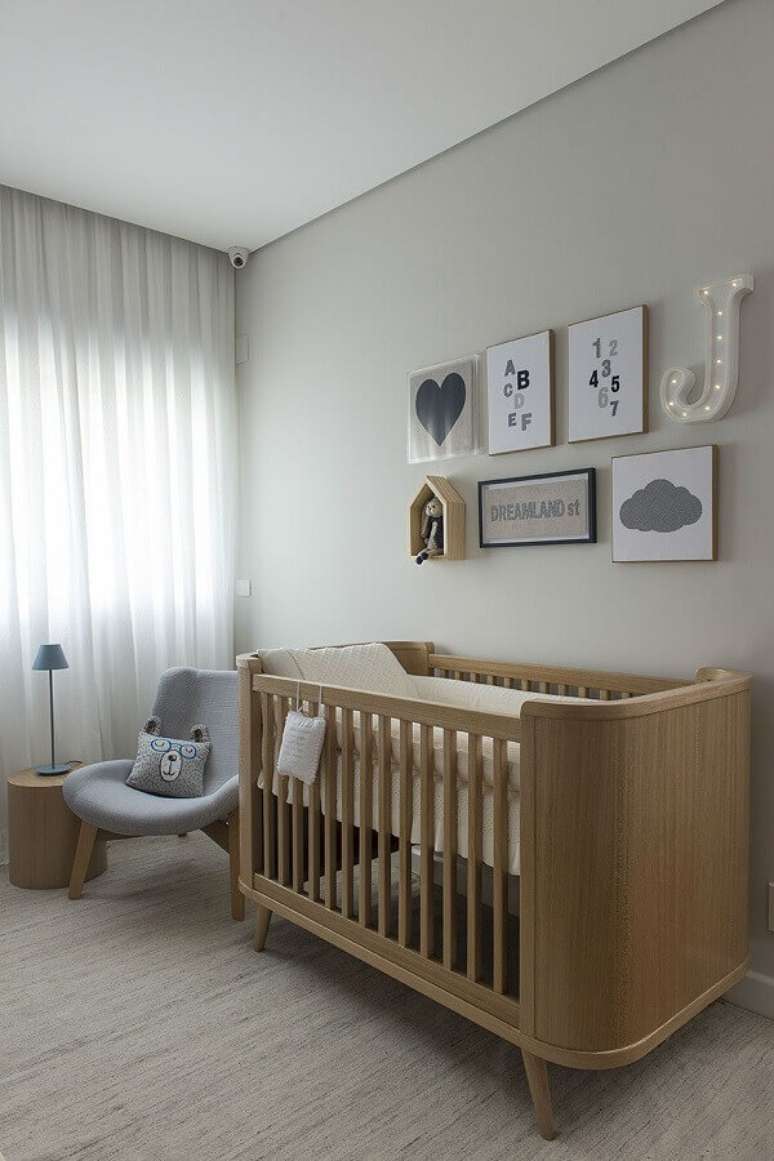 22. Berço de madeira para decoração de quarto de bebê cinza moderno – Foto: Triplex Arquitetura