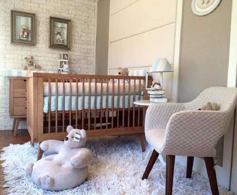 28. Berço de madeira simples para decoração de quarto de bebê com parede de tijolinho – Foto: Kids Concept
