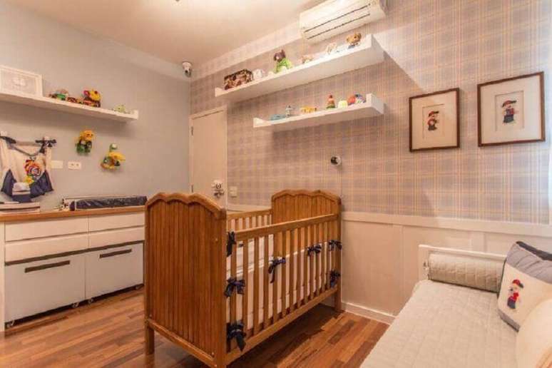 24. Berço de madeira para quarto de bebê azul e branco decorado com papel de parede xadrez – Foto: S12 Arquitetura