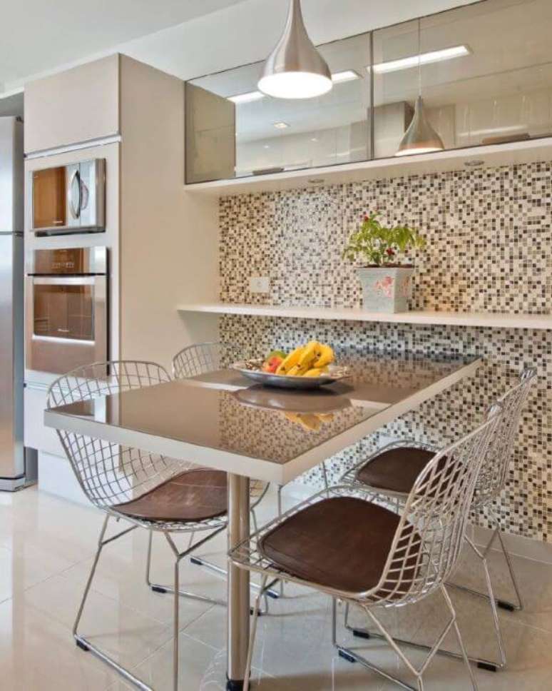 23. Arm&aacute;rio de vidro na cozinha moderna com pastilhas na parede &ndash; Foto Luciana Olesko