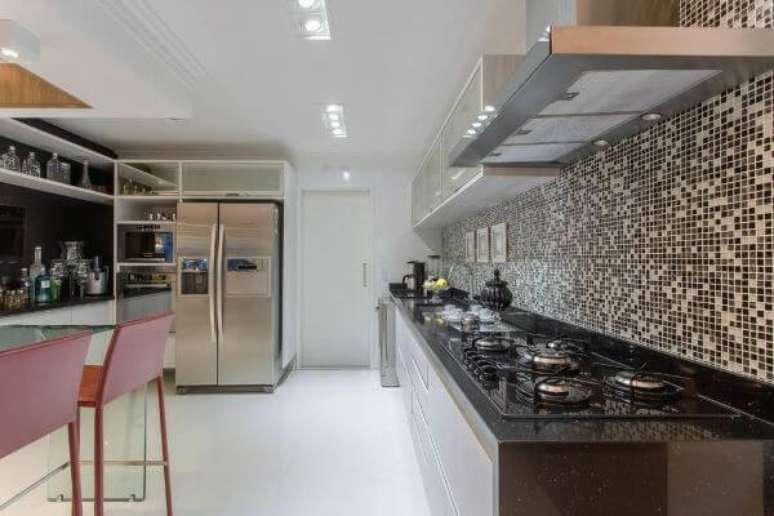 55. Decora&ccedil;&atilde;o de cozinha com arm&aacute;rio de vidro e pastilhas &ndash; Foto Marcia Arcaro