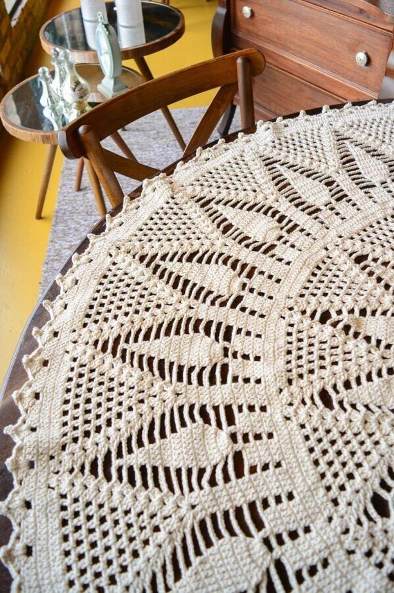 3. Decoração com toalha de mesa redonda de crochê – Foto: Circulo