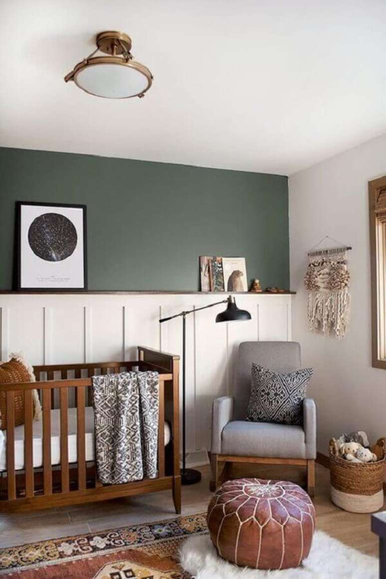 55. Quarto de beb&ecirc; branco e verde simples decorado com ber&ccedil;o de madeira e puff de couro &ndash; Foto: Bre Purposed